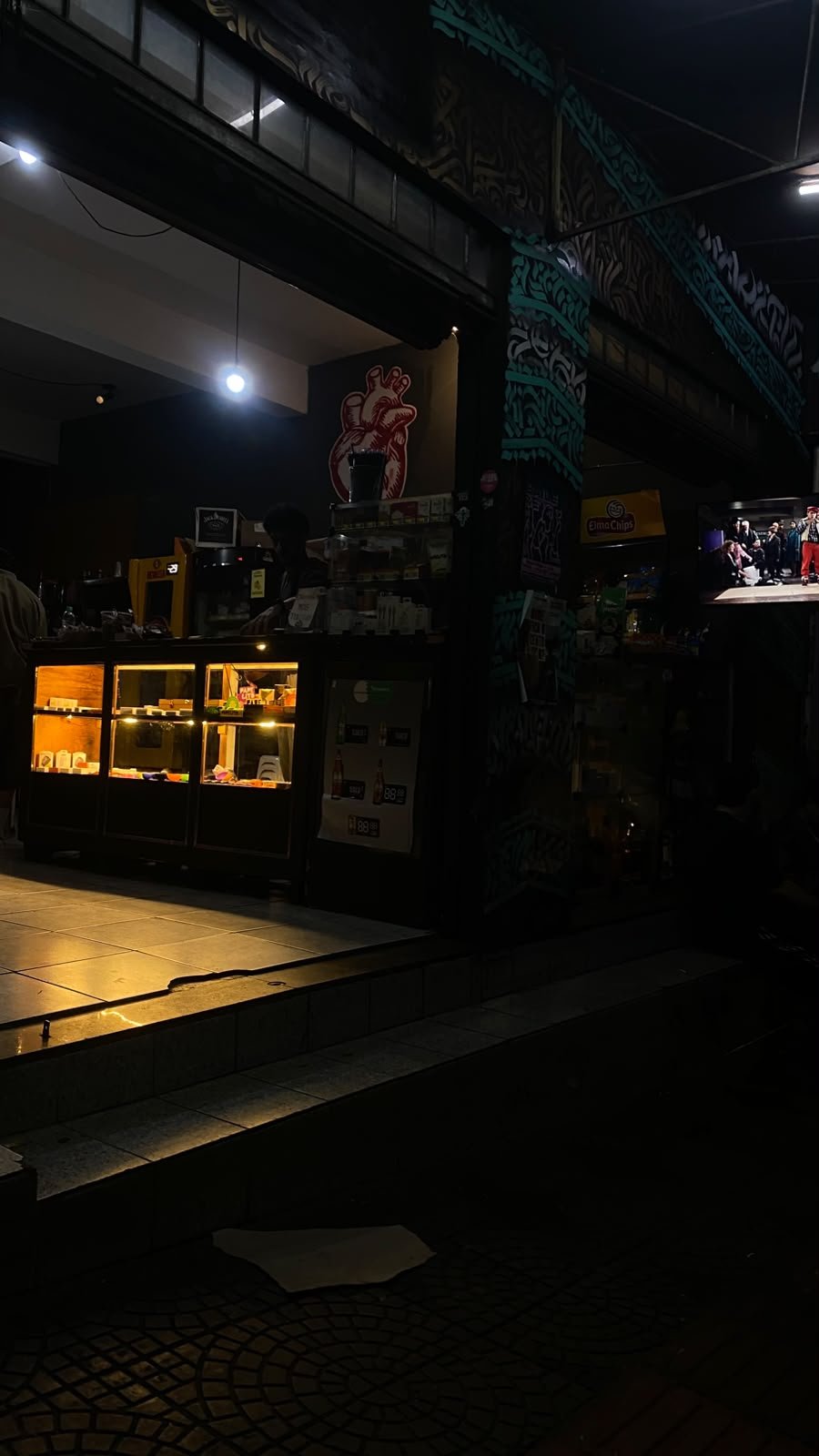 Balcão da tabacaria do Turco à noite, com o coração grafitado na parede