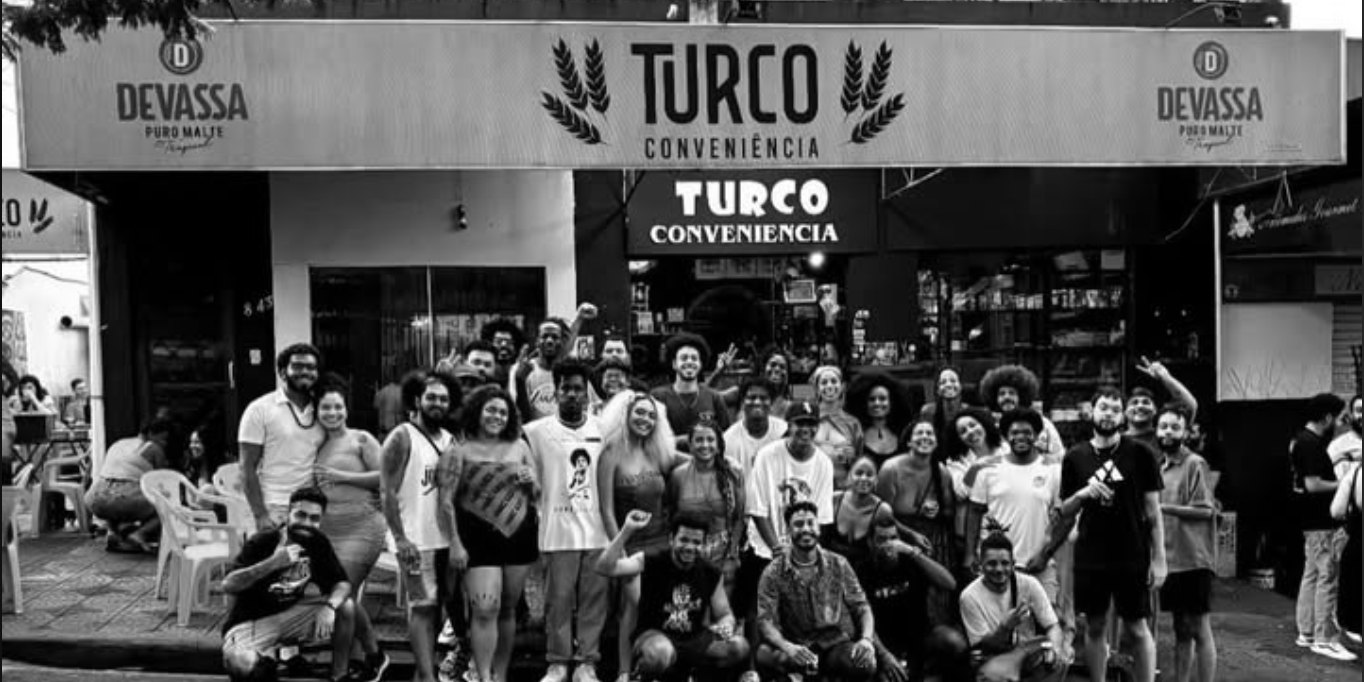 A galera reunida na frente do Turco Conveniência
